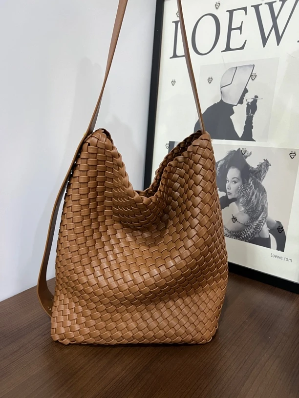 棕色 2024新款休闲编织大容量水桶包21098