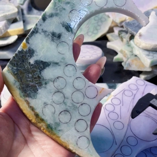 翡翠颈饰未镶嵌翡翠