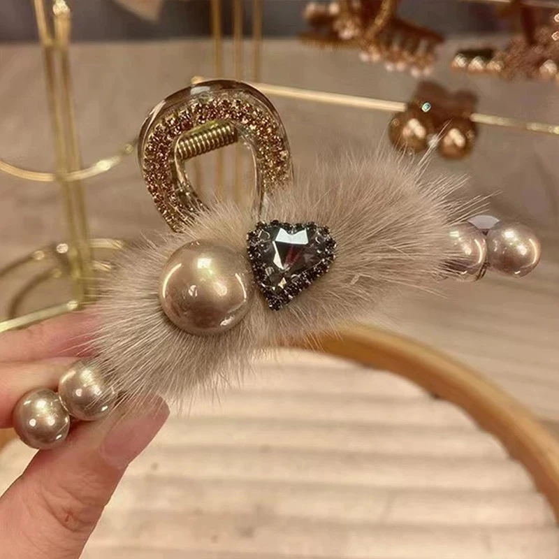 毛绒抓夹发夹女2024新款后脑勺高端大号高级感秋冬鲨鱼夹头饰