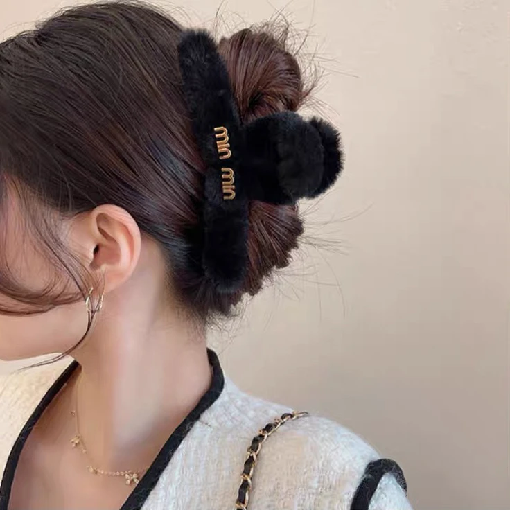 温暖字母毛绒大号鲨鱼夹新款高级感抓夹女发量多发夹A151