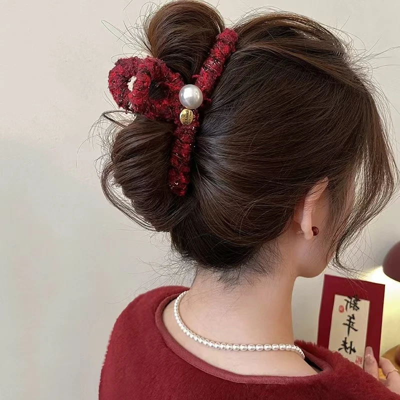 冬季红色丝绒发夹2024新款鲨鱼夹百搭气质高级感美拉德抓夹