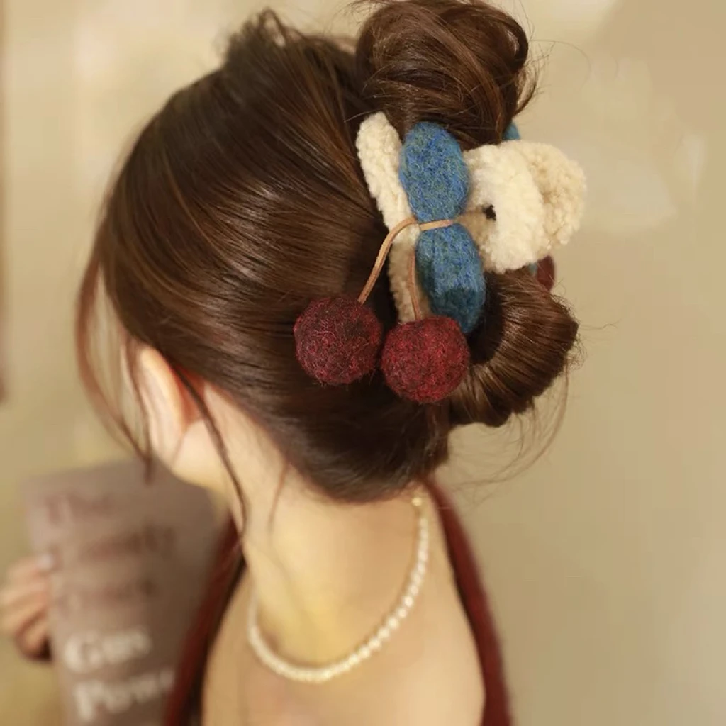 复古小众樱桃毛绒抓夹新款秋冬后脑勺半扎发夹高级感鲨鱼夹A286