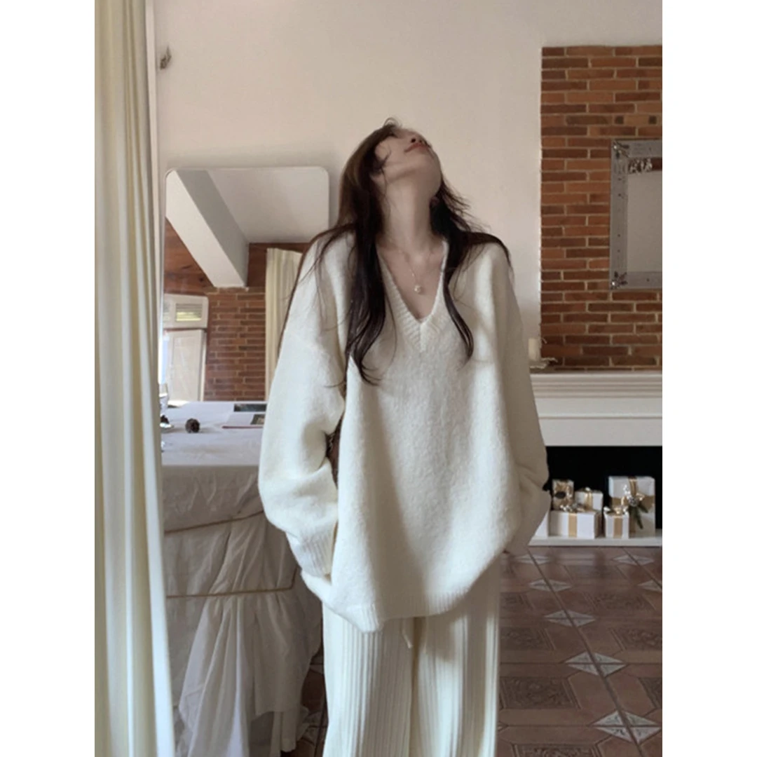 高级感V领白色毛衣女秋冬慵懒风宽松软糯奶呼呼外穿套头针织上衣
