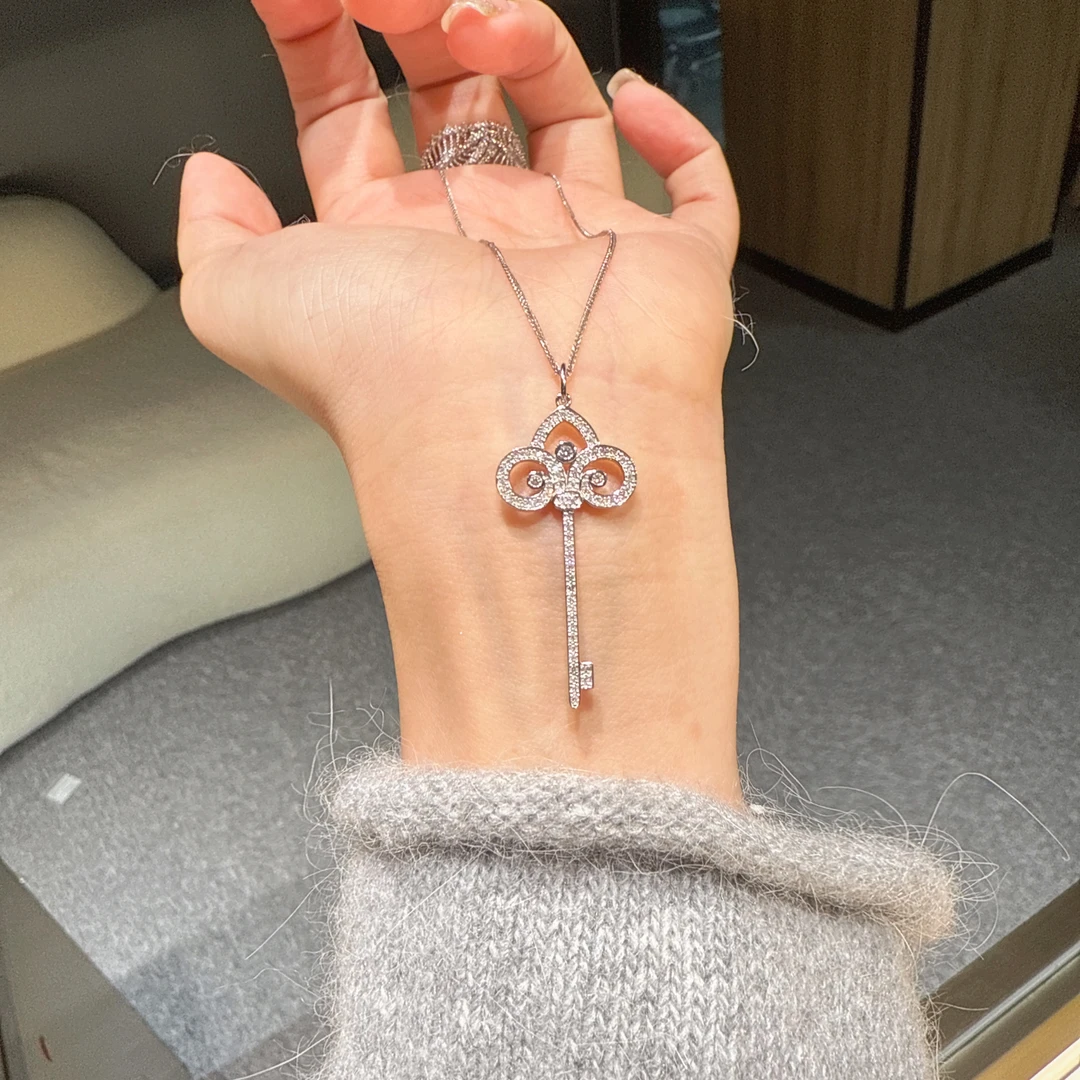 QANNA【满钻鸢尾花】18K金气质轻奢百搭时尚钥匙钻石吊坠（不含链）AF