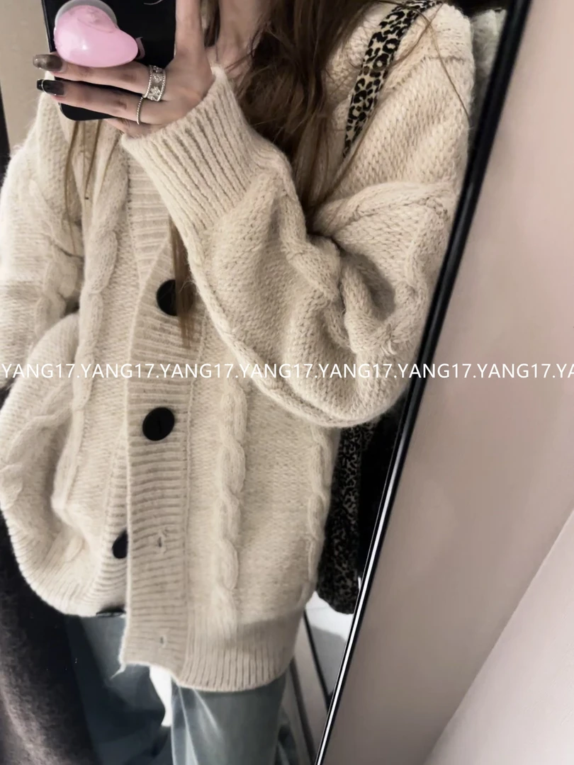 杨十七～ V领加厚大纽扣麻花毛衣宽松慵懒风外套女
