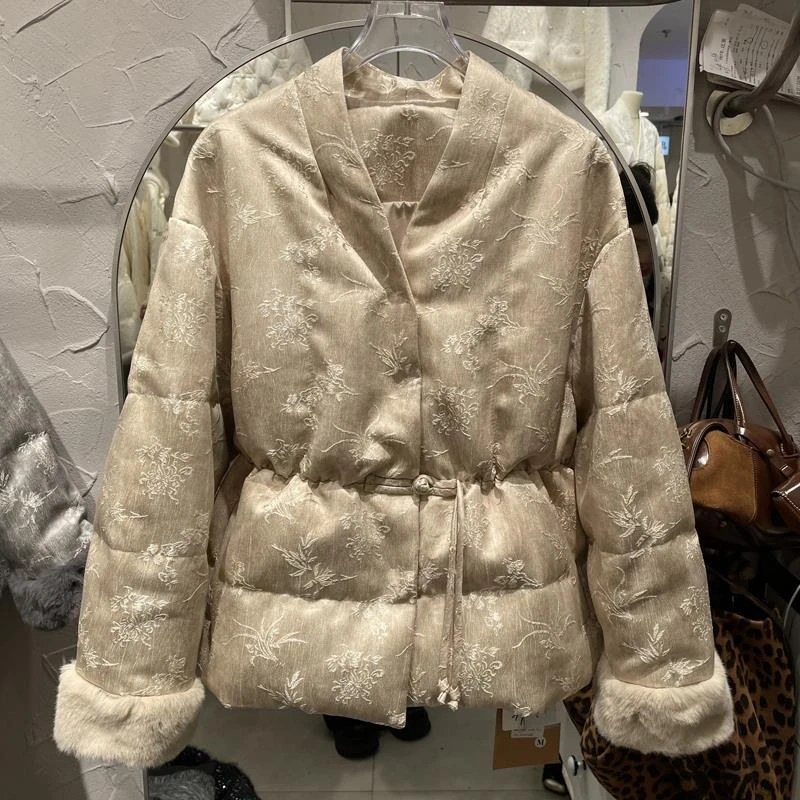 欧货2024年冬季新款高端提花盘扣新中式收腰袖口毛毛外套羽绒服女