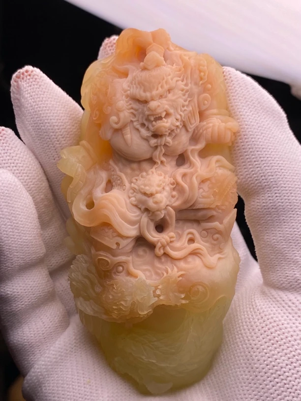 纯天然A货缅黄大师工雕刻齐天大圣手把件