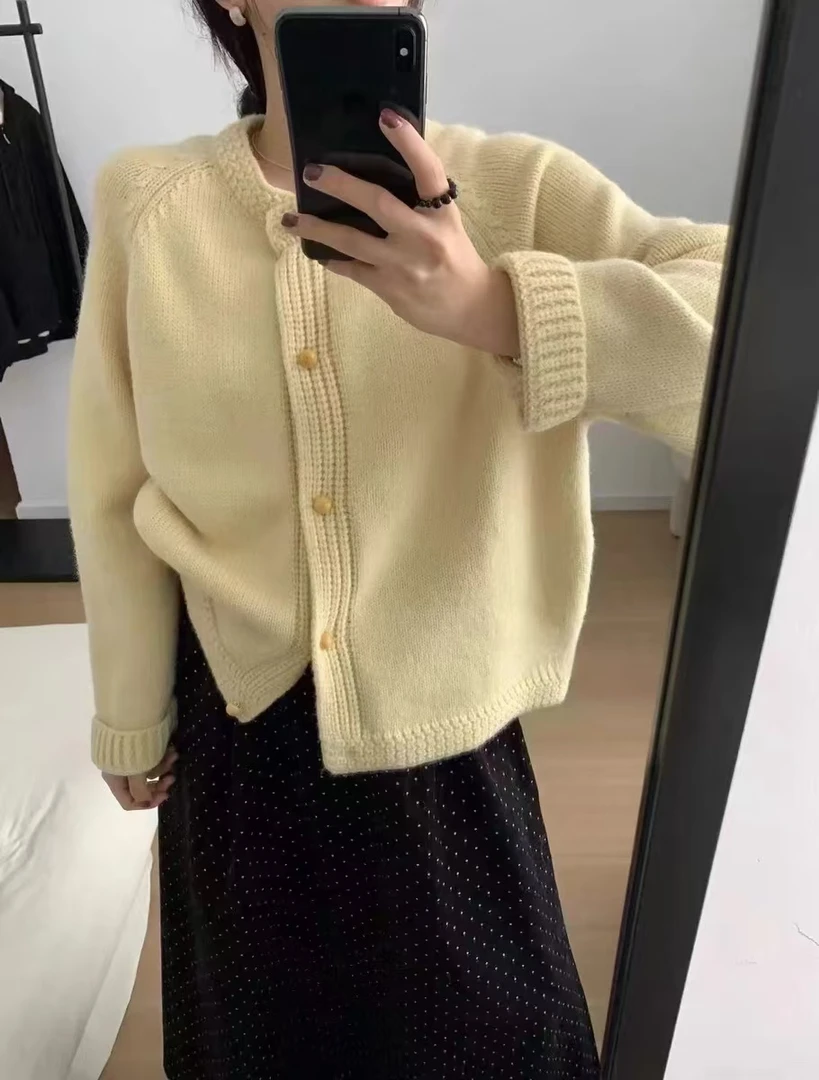 高级感纯色小木扣针织开衫秋冬新款显瘦洋气厚毛衣