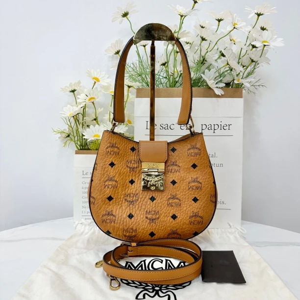 95新 MCM 干邑色腋下斜挎包/H968