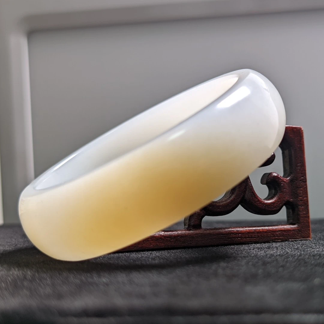 和田玉且末糖白料女款手镯，净重78.2克，白度一级细度过灯高品质