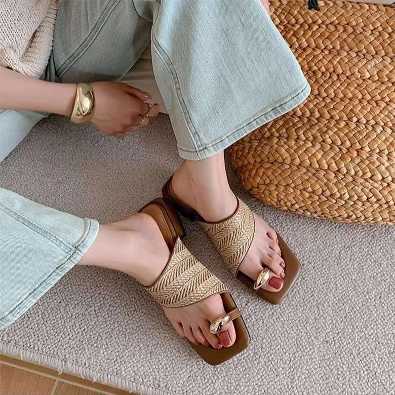 复古编织夹趾拖鞋女外穿2024夏季新款小众套趾凉拖粗跟配裙子凉鞋