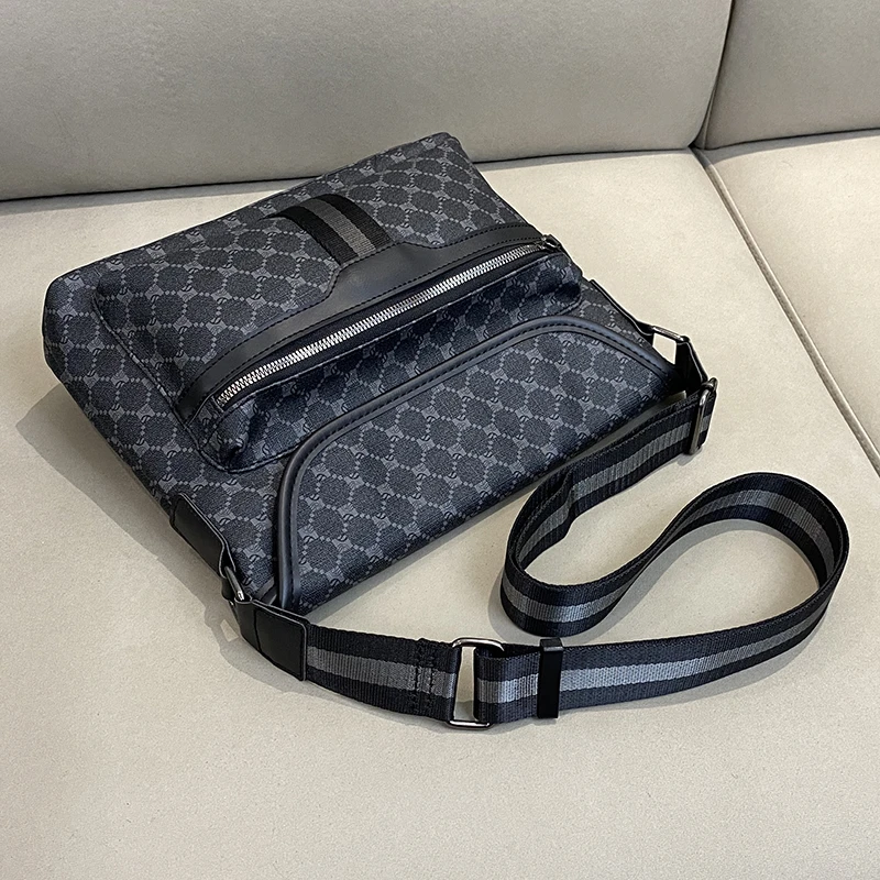 日系斜挎包男2024潮牌港风时尚单肩包男大容量商务休闲包防水耐麿