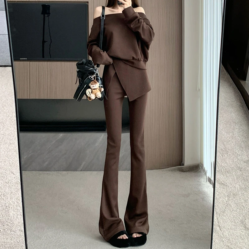 高级感咖棕色一字肩长袖休闲套装女秋季新款高腰修身微喇裤两件套