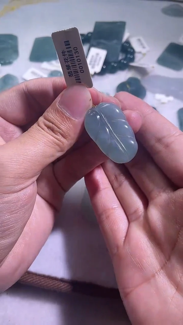 【闪购商品】翡翠颈饰未镶嵌叶子