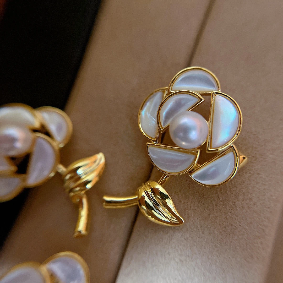 铜合金合成锆石胸针 轻奢时尚日韩贝壳花朵胸针配饰衣服别针饰品