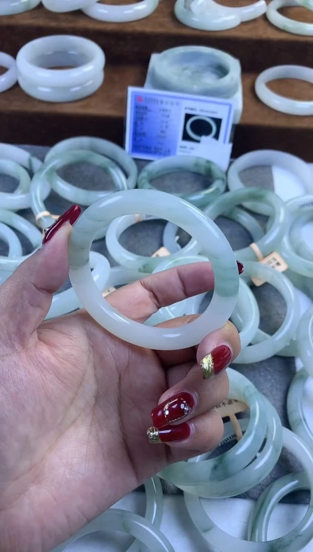 【闪购商品】石英质玉（天山翠）手镯未镶嵌....