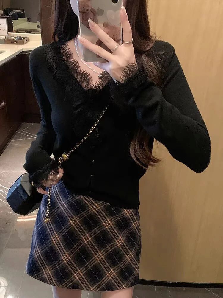 秋冬新款胖mm大码女装百搭V领蕾丝打底衫遮肉显瘦高级感