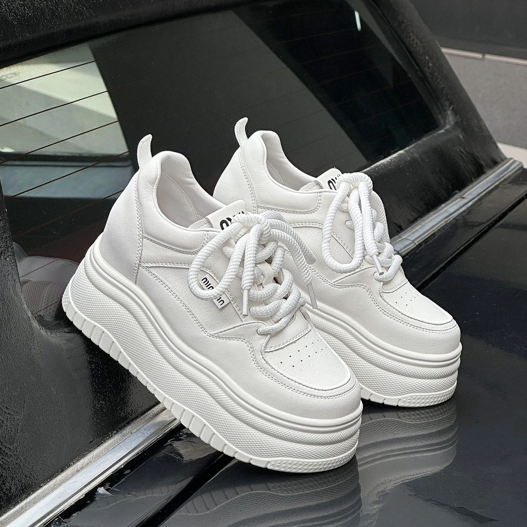 8CMM内增高小白鞋女2025新款爆款秋款百搭真皮小个子厚底松糕鞋子