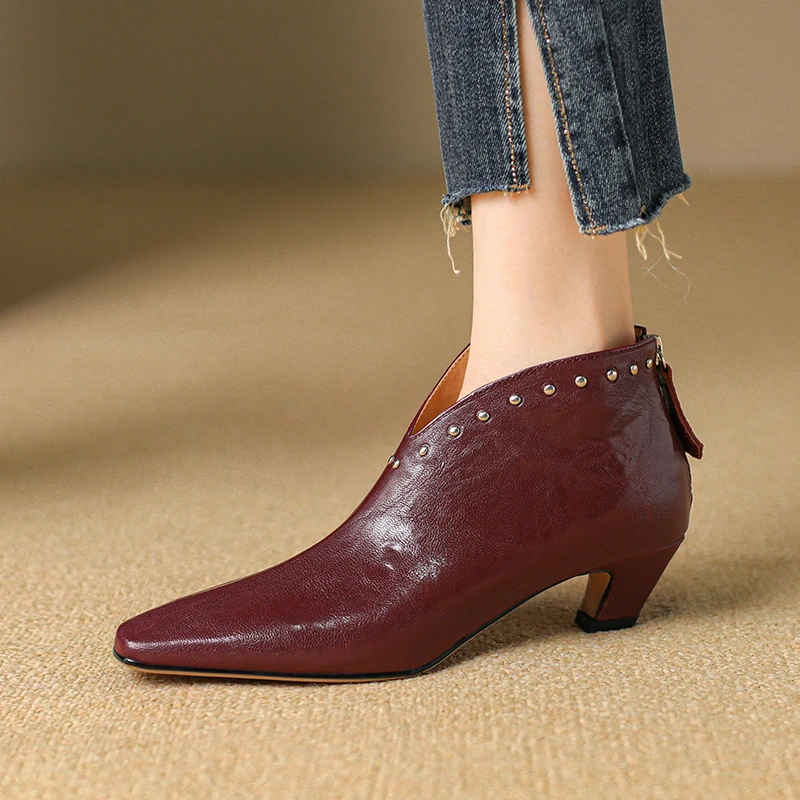 4CM法式复古铆钉小短靴女2024秋冬新款真皮方头粗跟及踝靴酒红色