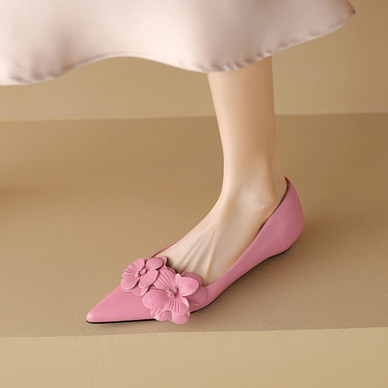 2CM粉色坡跟单鞋女尖头浅口平底鞋2024新款时尚真皮粗跟花朵女鞋