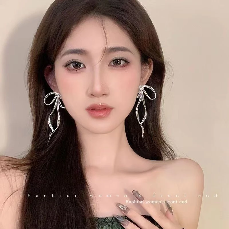 半边蝴蝶结耳环小众高级感气质2024年新款潮设计感耳钉气质不规则
