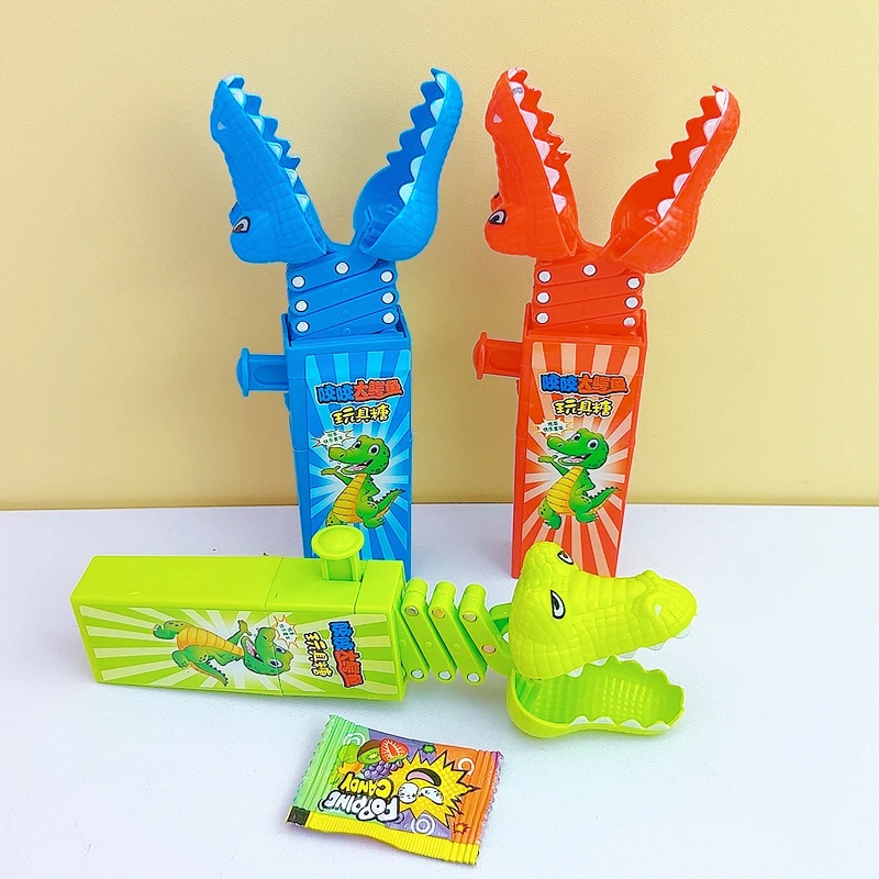 伸缩鳄鱼钳机械手玩具糖果卡通造型太空钳地摊儿童玩具糖批发