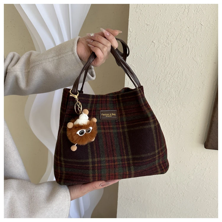 新款毛呢格子包包女秋冬复古质感学生托特包休闲大容量单肩腋下包