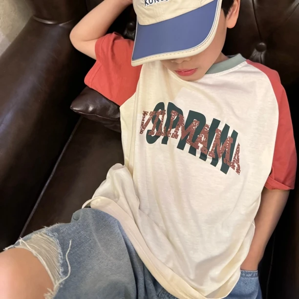 【100码、110码-断码福利】vilimama2024年美式叉肩袖字母T恤V54092