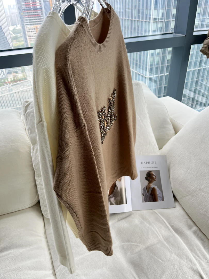 「KINDNESS‘CAI」秋冬新品圆领M字母立体刺绣针织上衣