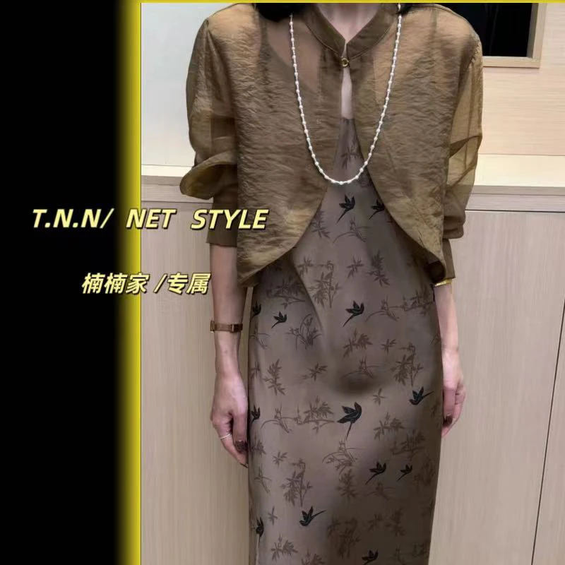 V领印花吊带连衣裙女夏季设计感气质显瘦长裙+开衫两件套