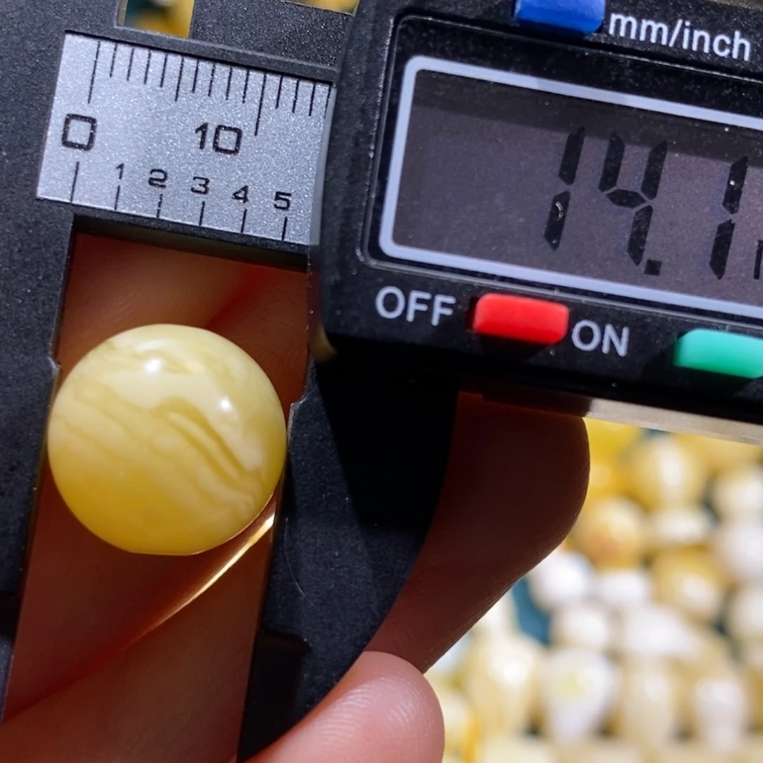 琥珀裸石未镶嵌配饰