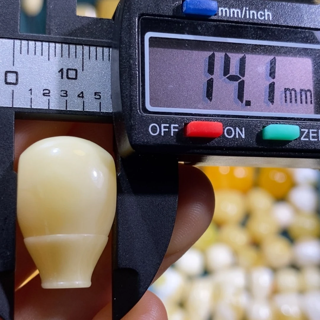 琥珀裸石未镶嵌配饰