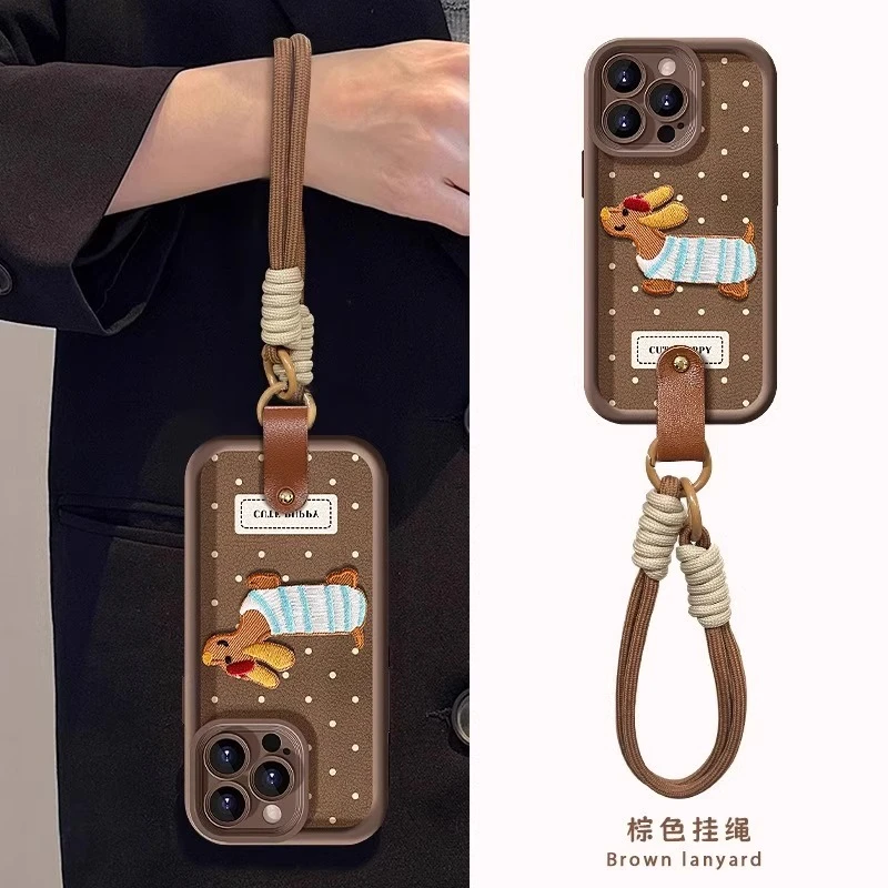 刺绣小狗适用苹果16promax手机壳秋冬iPhone15pro防摔14p挂绳可爱