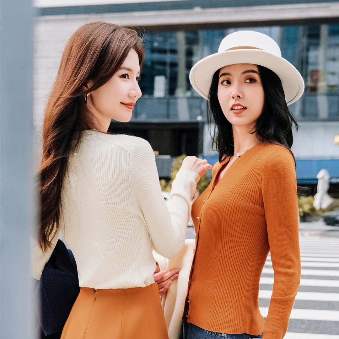 谭飞线条针织衫早秋新款白色法式气质长袖羊毛上衣女