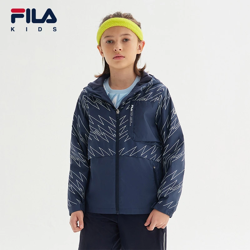 FILA斐乐儿童春款男款三防薄绒运动保暖梭织印花外套K12B433706U