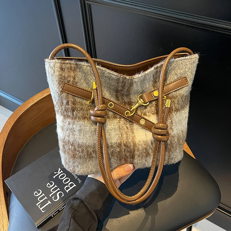 简约包包女2024新款百搭潮流休闲复古风格子设计单肩斜挎水桶包