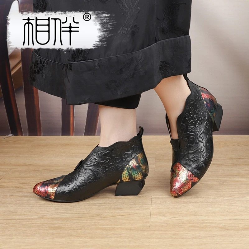 相伴民族风秋冬百搭时尚真皮女士短靴透气中国风中跟妈妈鞋52895