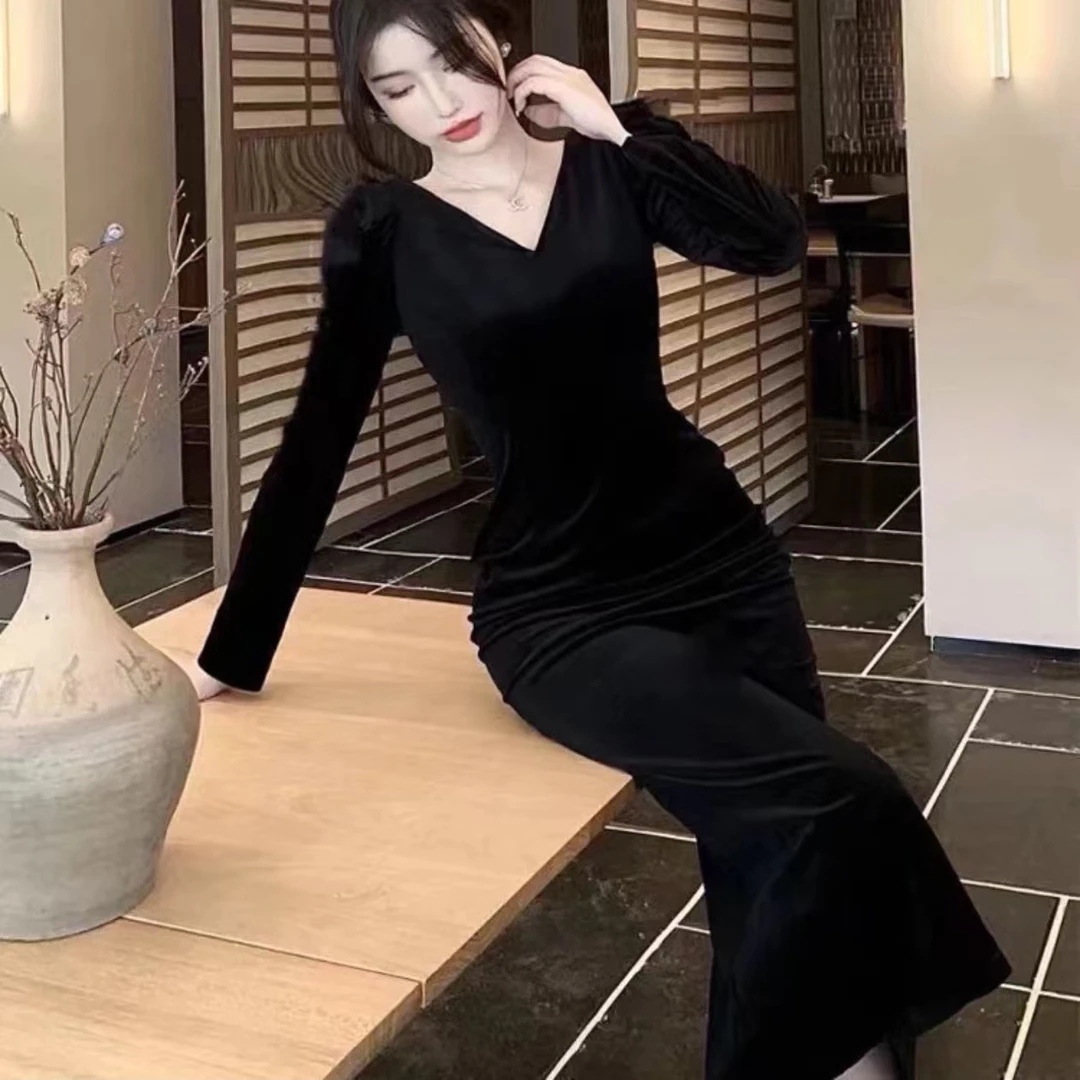 黑色v领长袖鱼尾连衣裙女秋冬季新款修身显瘦轻熟风百搭打底长裙