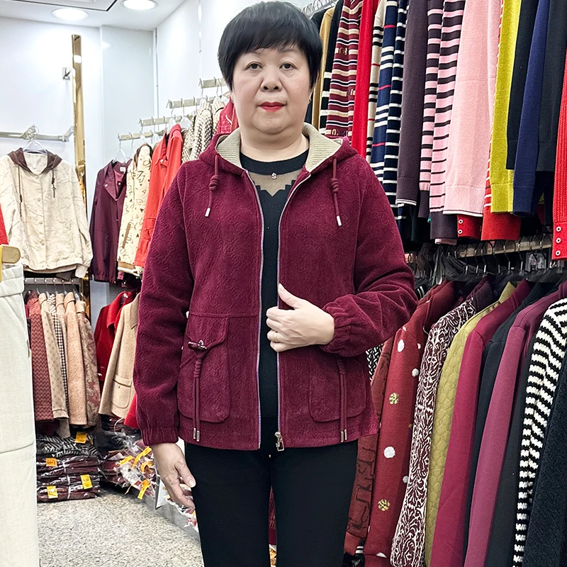 冬季保暖灯芯绒连帽外套女2024新款中老年女装妈妈装开衫拉链大衣