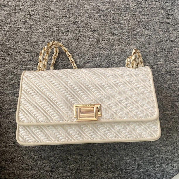 99新 CHARLES & KEITH C258257/包包/微瑕