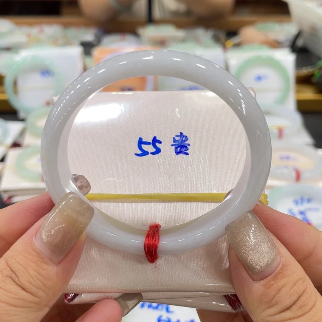 翡翠手镯未镶嵌翡翠