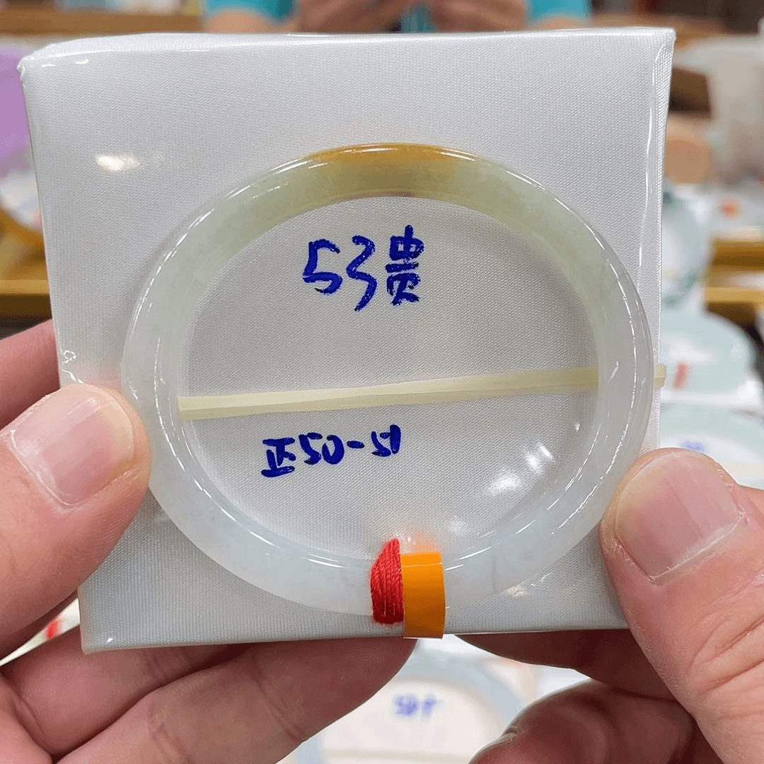 翡翠手镯未镶嵌翡翠