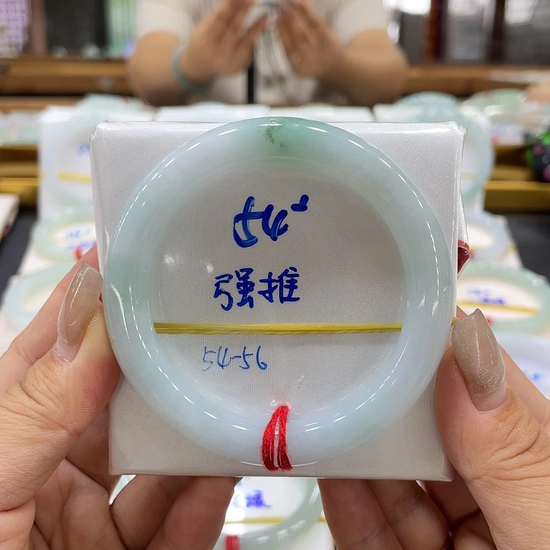 翡翠手镯未镶嵌翡翠