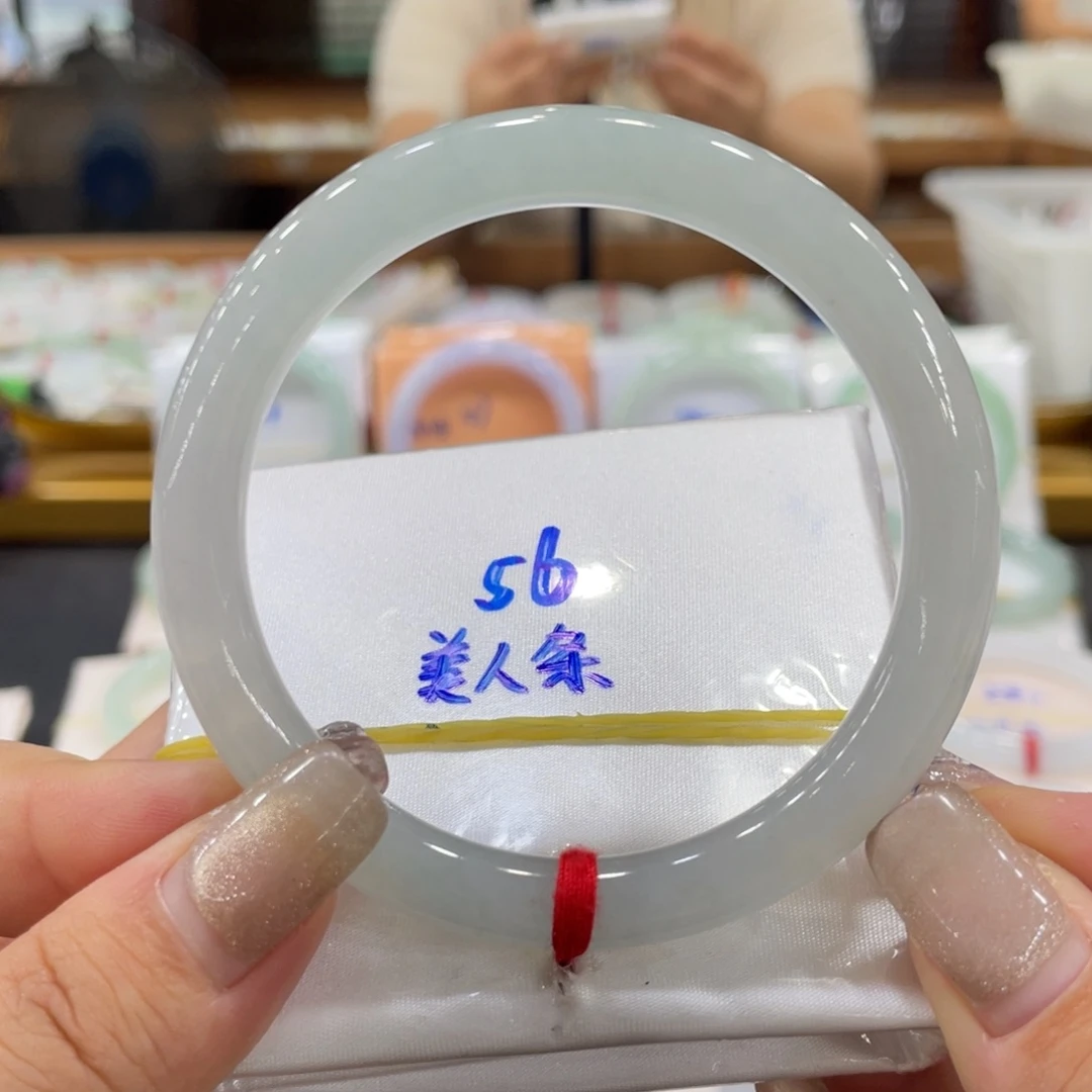 翡翠手镯未镶嵌翡翠