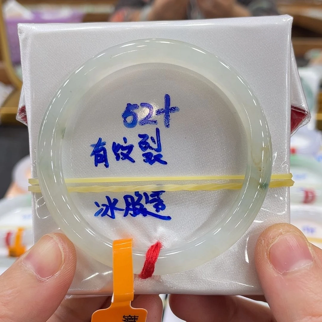 翡翠手镯未镶嵌翡翠手镯