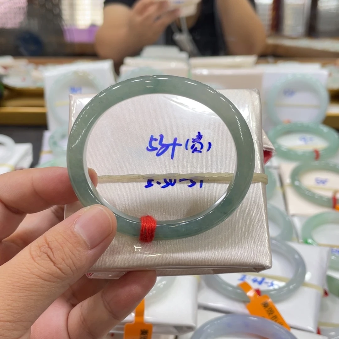 翡翠手镯未镶嵌翡翠