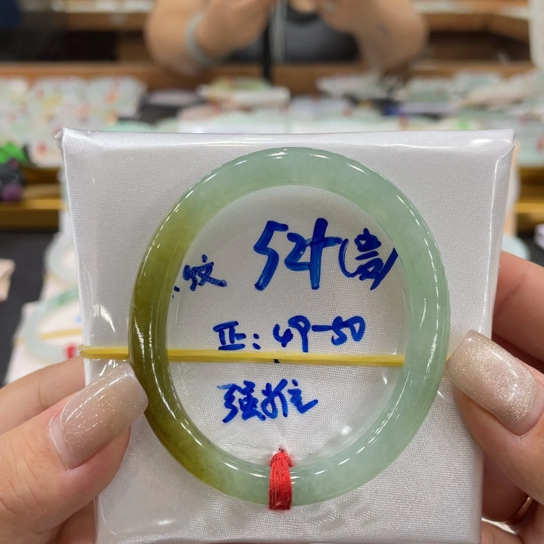 翡翠手镯未镶嵌翡翠