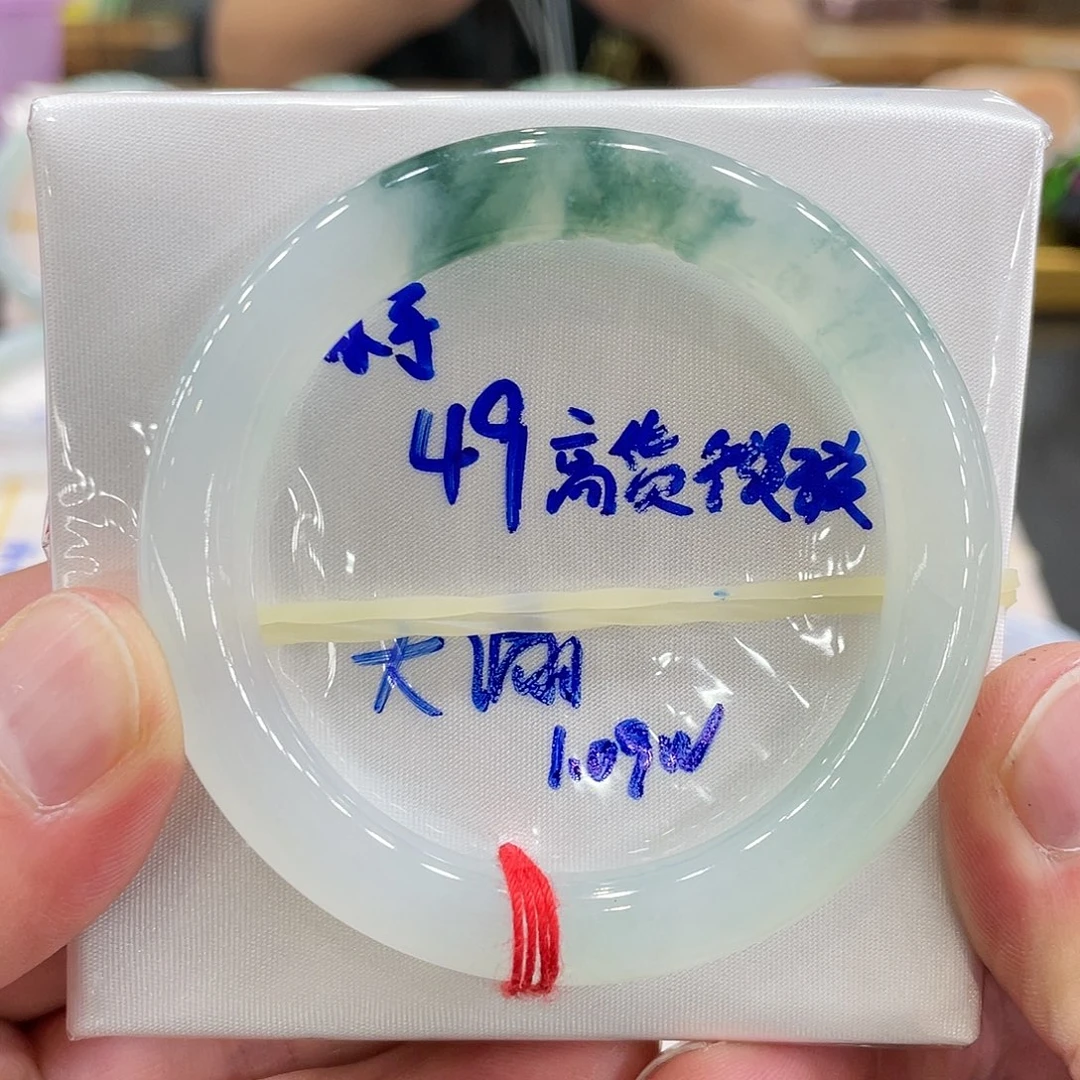 翡翠手镯未镶嵌翡翠