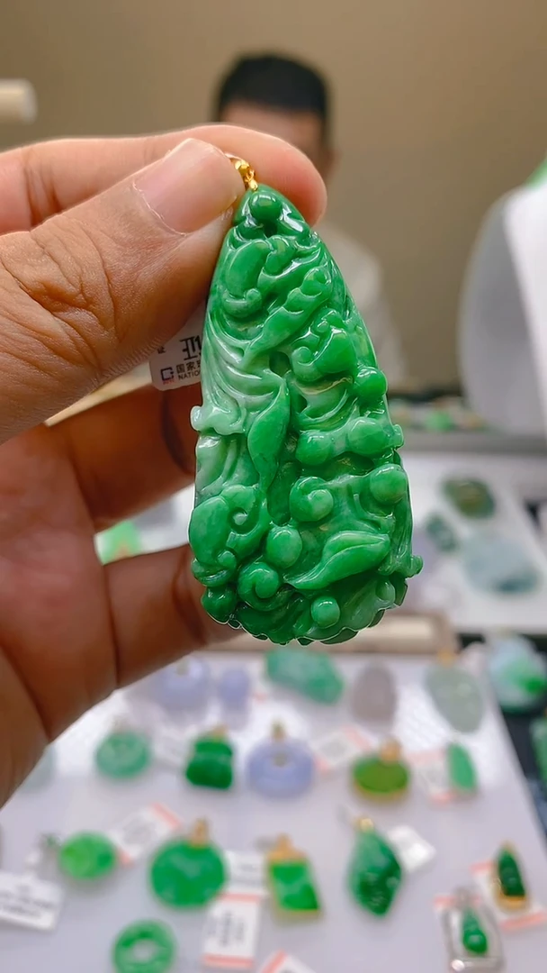 【闪购商品】翡翠颈饰18K金镶嵌白菜