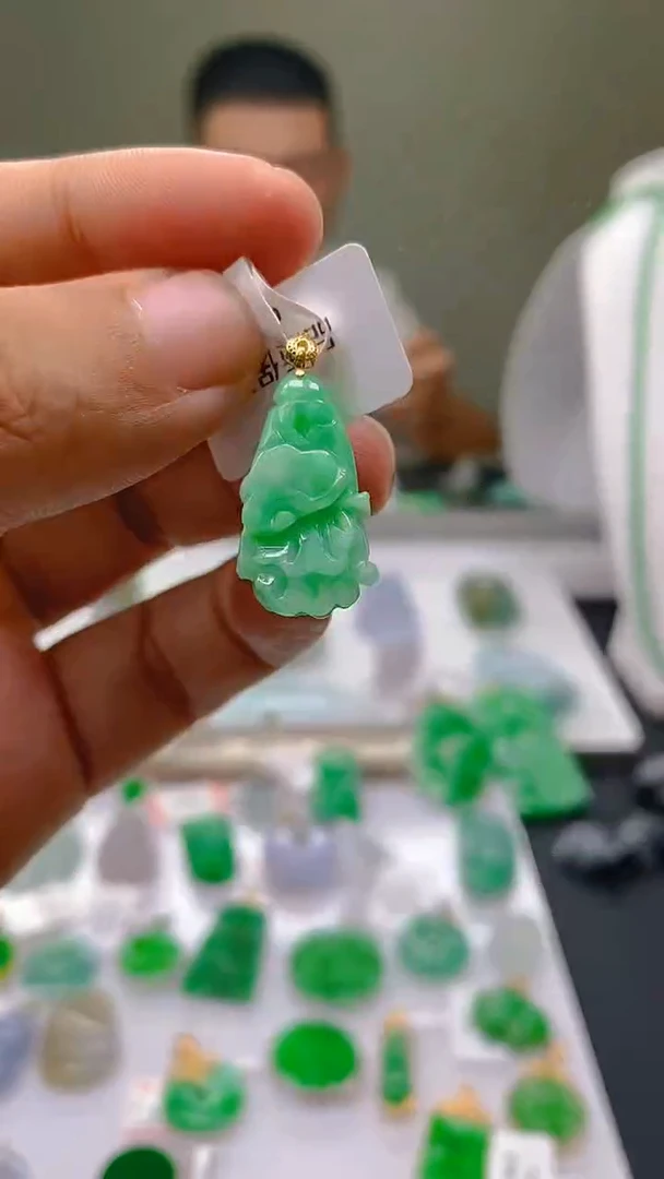 【闪购商品】翡翠颈饰18K金镶嵌白菜